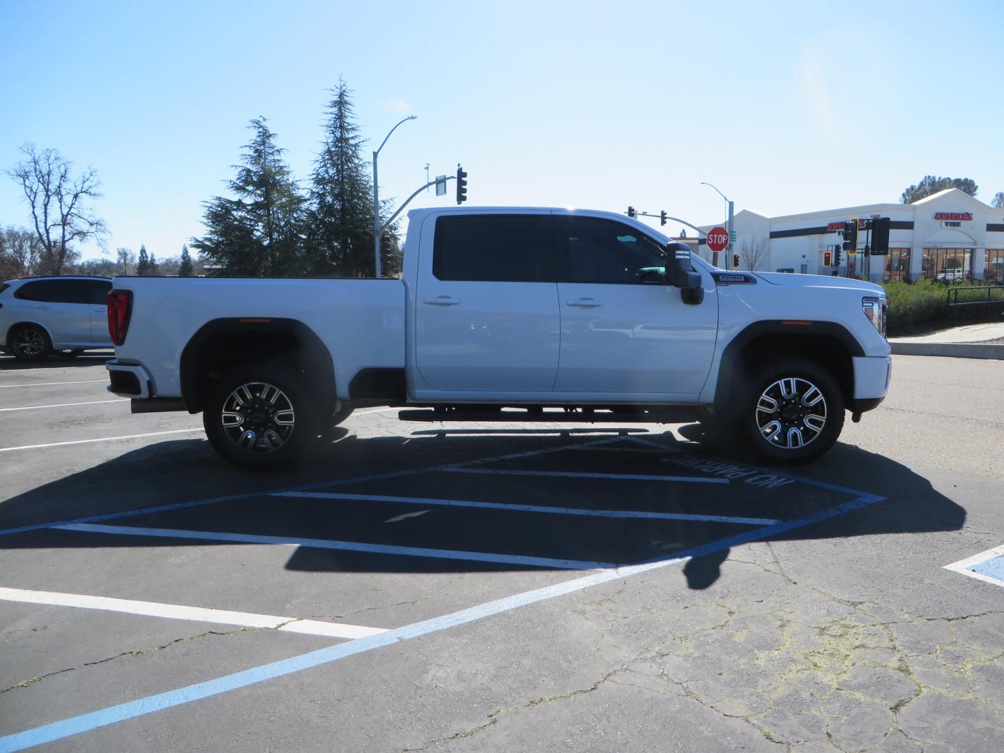 2020 White /BLACK GMC Sierra 2500HD AT4 Crew Cab Short Box 4WD (1GT49PEY9LF) with an 6.6L V8 OHV 16 DIESEL engine, 6A transmission, located at 2630 Grass Valley Highway, Auburn, CA, 95603, (530) 508-5100, 38.937893, -121.095482 - Photo#3